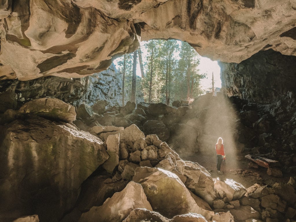 隐藏的森林洞穴,俄勒冈州